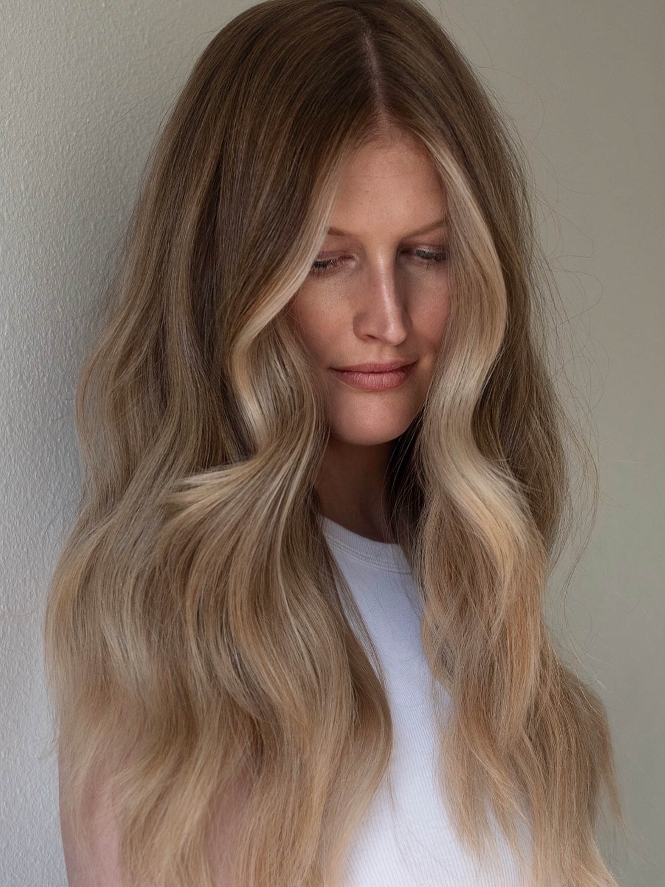 Honey Blonde Balayage with Face-Framing Highlights on Long Wavy Hair