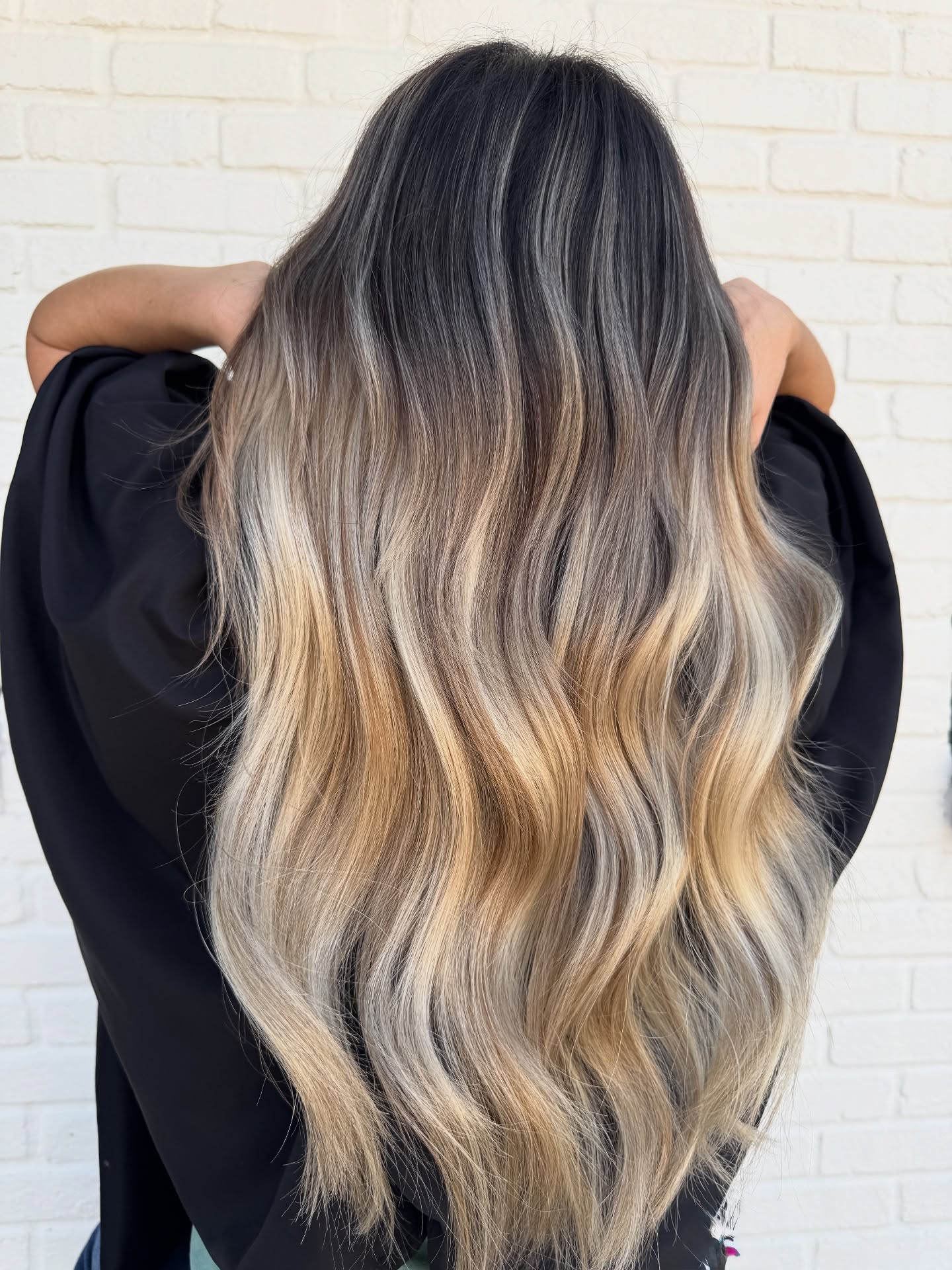 Dramatic Blonde Ombré Effect on Wavy Hair with Dark Roots