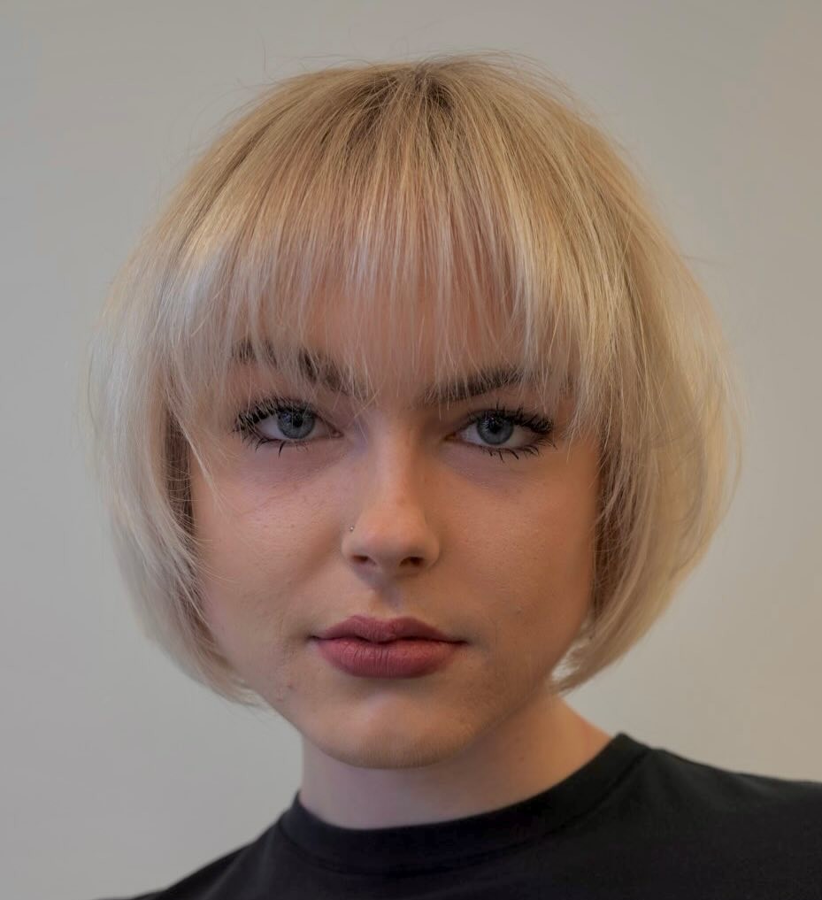 Short Rounded Platinum Bob with Straight Bangs That Accentuates Face Roundness