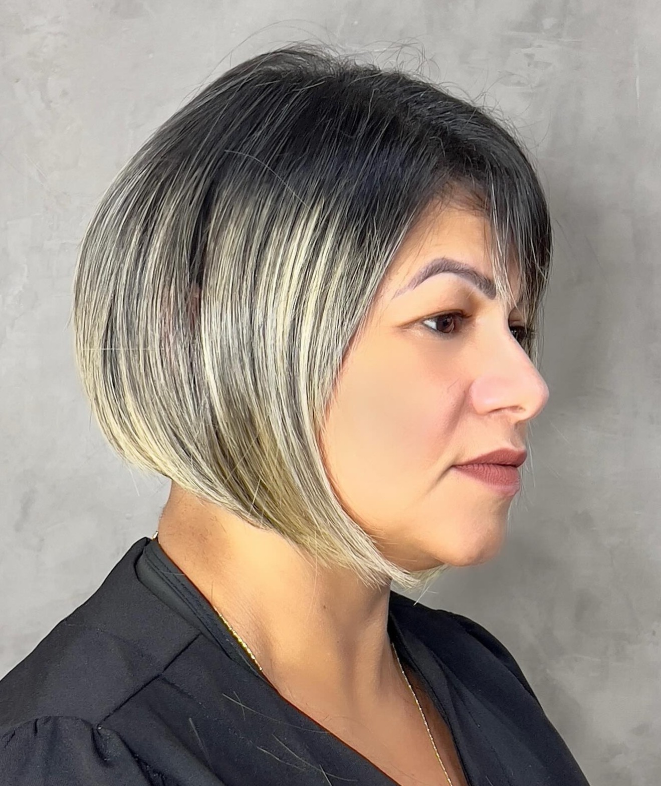 Graduated Stacked Bob with Highlights on a Round Face Shape