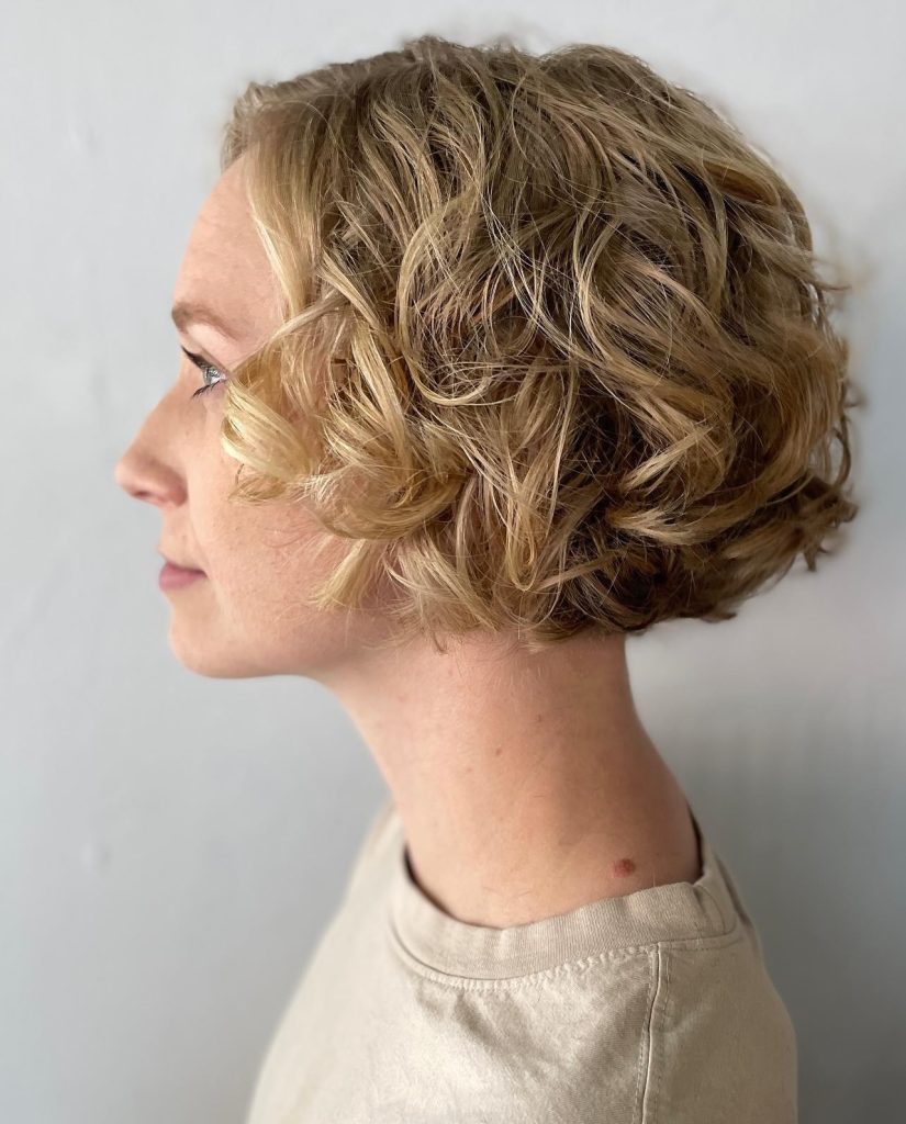 Chin-to-Jaw-Length Curly Bob Haircut for Defined Natural Curls
