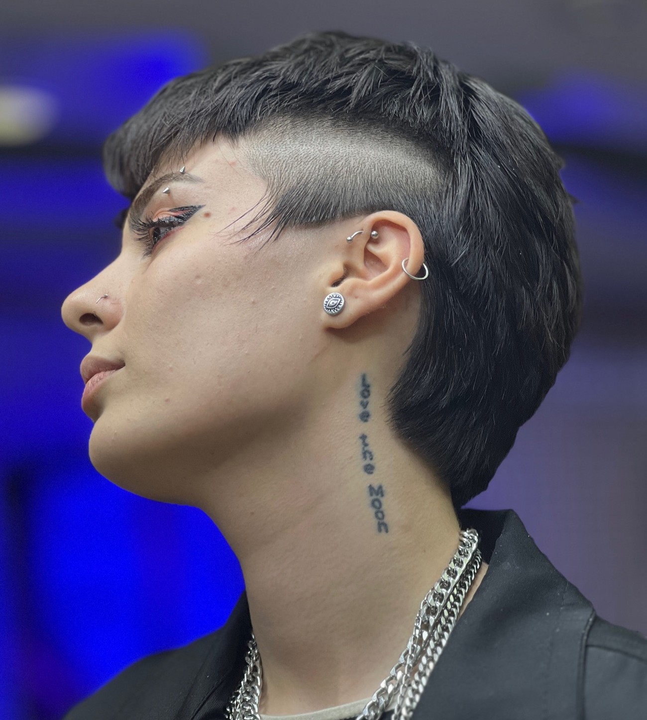 Geometric Undercut with Etched Design