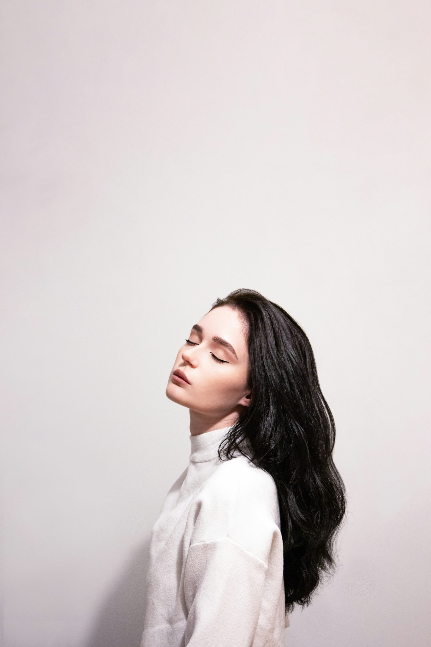 1A Hair Type with Pin-Straight Glossy Strands and No Wave on Fine Dark Hair
