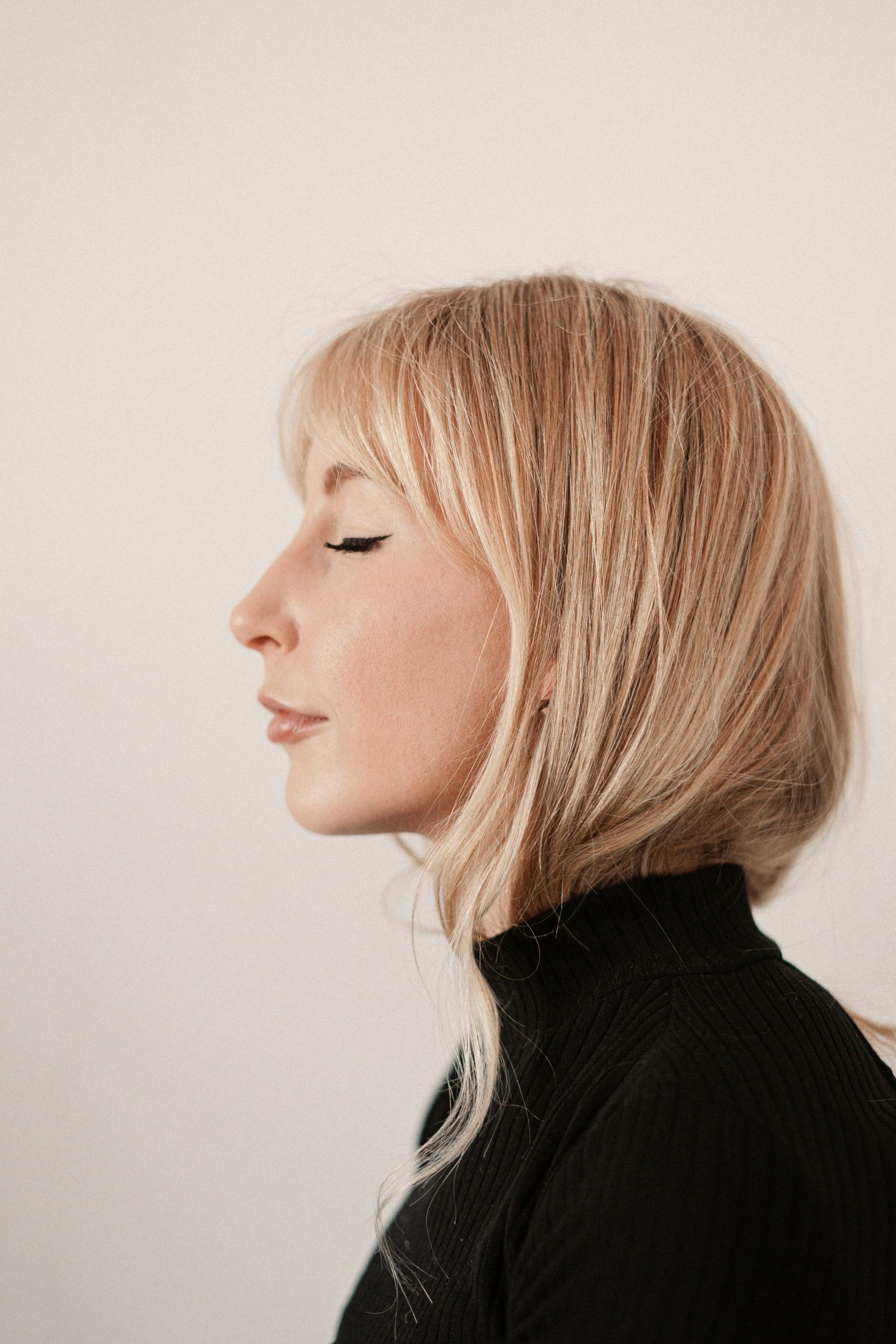 Woman with Round Chubby Face Wearing a Flattering Textured Lob Below the Jawline
