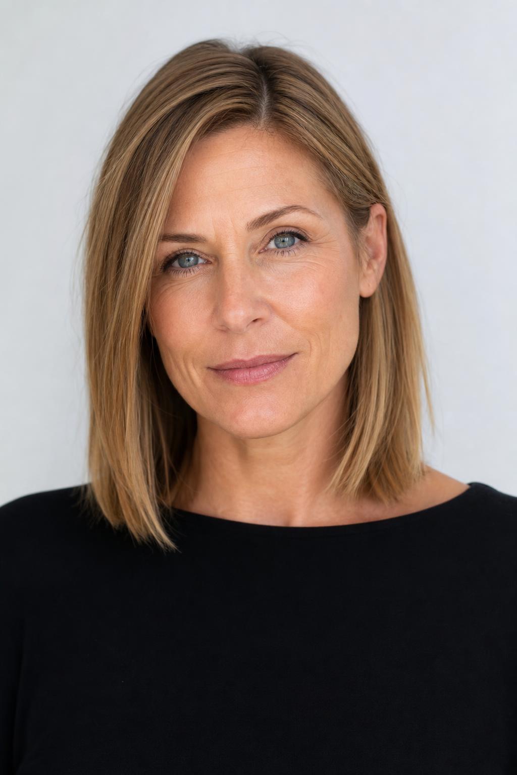 Blunt Mid-Length Cut to the Collarbone with Two Long Internal Layers
